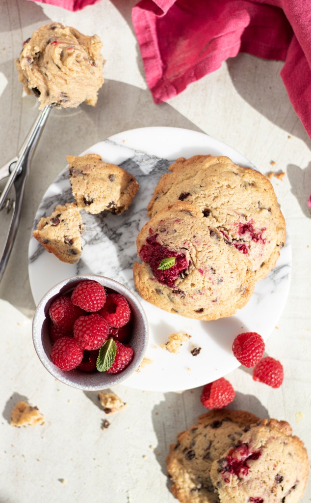 Chocolate chip cookies, raspberry.