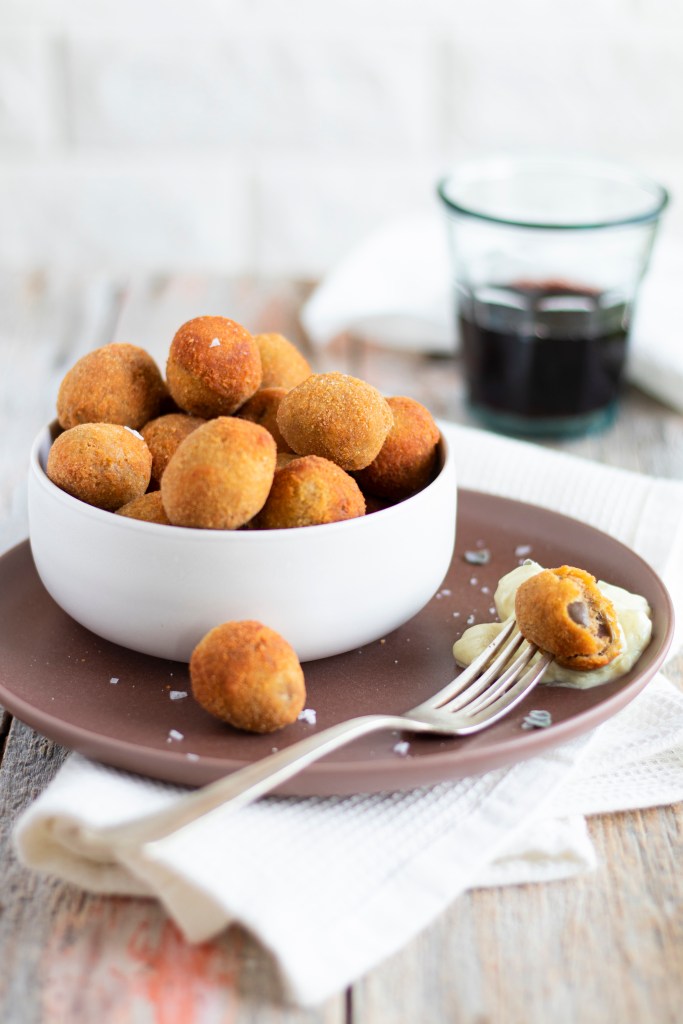 Olive all'ascolana con maionese di paccasassi